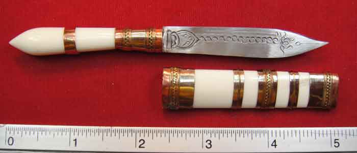 (((ราคาวัดใจเคาะเดียว ๑๐ บาท))) ***มีดหมอสาริกา ฝักและด้ามกระดูกช้าง ใบมีดยาว ๑ นิ้วฝักและด้ามยาวรวม