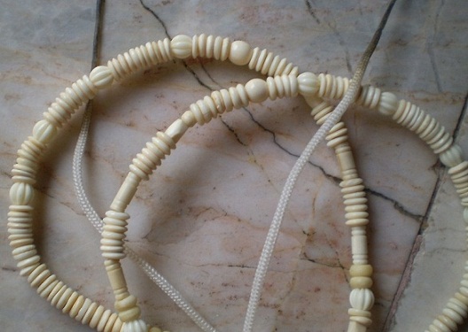 สร้อยงาช้างล้วน   ห่วงกลางทรงกระจับ  เคาะเดียว 