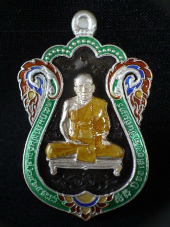 เหรียญเสมาเพชรกลับทรัพย์ทวี หลวงปู่คำบุ เนื้อชนวนหน้ากากเงินลงยา สวยมาก เดิมๆพร้อมกล่องเดิมสร้างน้อย