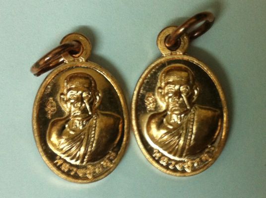 เหรียญเม็ดแตง หลวงปู่หมุน รุ่นพระดีศรีสะเกษ เนื้อทองแดง ปี 2556 จำนวน 2 องค์