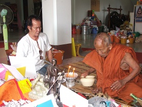 หนุมานคลองเมือง เนื้อทองแดง ใต้ฐานก้นอุดผงและจารหัวใจ มูลนิธิหลวงปู่ทิมสร้าง หลวงปู่ผาด ปลุกเสกหนุมา