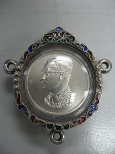 เหรียญคุ้มเกล้า เนื้อเงิน เลี่ยมกันน้ำ พร้อมตลับเงิน พิธีใหญ่ ปี2522