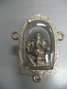 พระพิฆเนศ เนื้อกะไล่เงิน เลี่ยมกันน้ำพร้อมตลับเงิน สามหู วัดวิมลโภคาราม สุพรรณบุรี