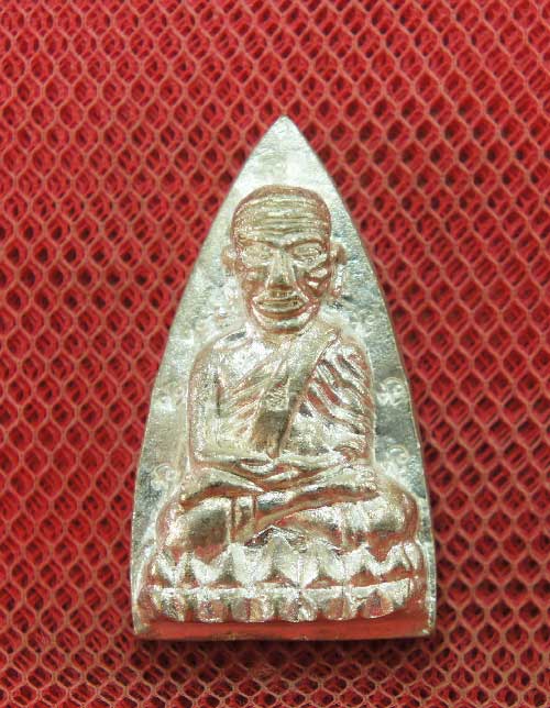 หลวงปู่ทวดหลังเตารีดหล่อโบราณวัดบวรนิเวศวิหาร เนื้อนวะโลหะแก่เงิน 12 โค๊ด หมายเลข 171 ปี 43