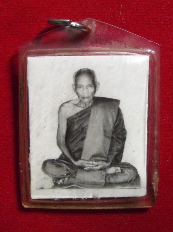 รูปถ่ายหลวงปู่เมฆ วัดลำกระดาน หลังจารมือ หายากสุดๆ