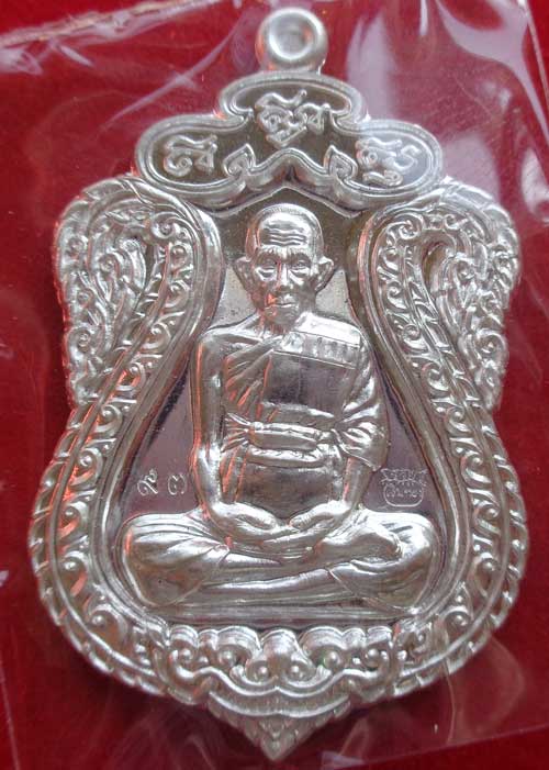 **เหรียญเสมาใหญ่ มงคลบารมี (เนื้อเงิน) หลวงพ่อรวย วัดตะโก จ.อยุธยา ตอกโค๊ด+หมายเลข ๙๓(เท่าอายุท่านคร