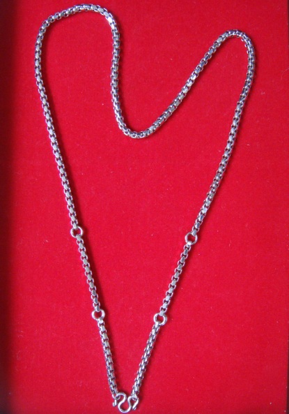 +++++สร้อยสแตนเลส ลาย ผ่าหวาย 4 D ข้อเหลี่ยม  5 ห่วง ยาว 28 นิ้ว+++++