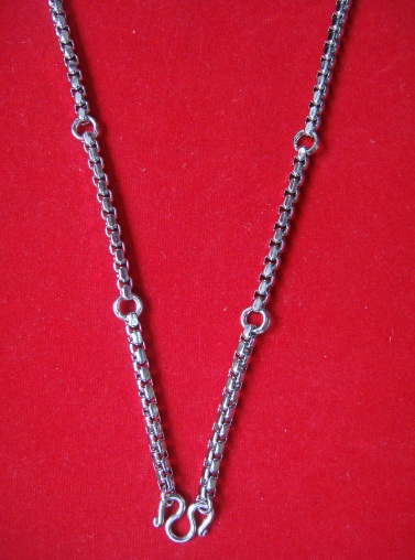 +++++สร้อยสแตนเลส ลาย ผ่าหวาย 4 D ข้อเหลี่ยม  5 ห่วง ยาว 28 นิ้ว+++++