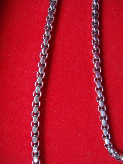 +++++สร้อยสแตนเลส ลาย ผ่าหวาย 4 D ข้อเหลี่ยม  5 ห่วง ยาว 28 นิ้ว+++++