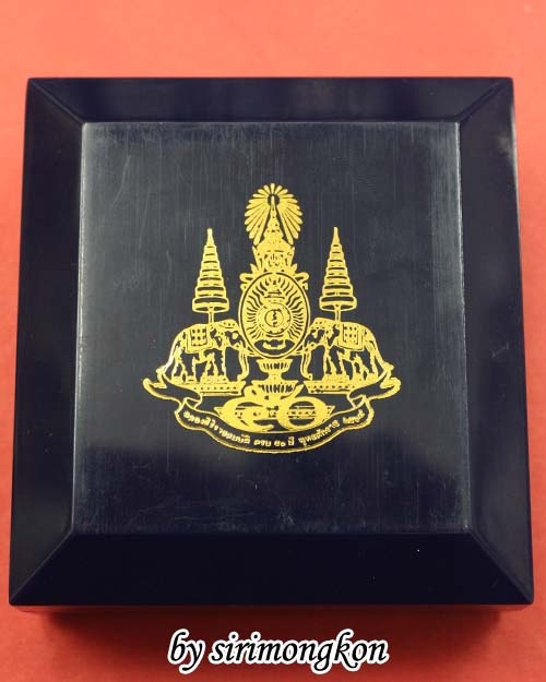พระสมเด็จบางขุนพรหม พิมพ์ประธาน รุ่นฉลองสิริราชสมบัติครบ50ปี ปี39 มีโค๊ด กล่องเดิม(เคาะเดียว)