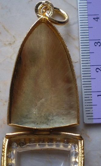 ตลับเงินปิดหลัง  ล้อมเพชร  ชุบทองแท้ ใส่ ลป ทวด  หลังเตารีดใหญ่  เคาะเดียว 