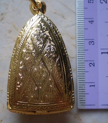 ตลับเงินปิดหลัง  ล้อมเพชร  ชุบทองแท้ ใส่ ลป ทวด  หลังเตารีดใหญ่  เคาะเดียว 