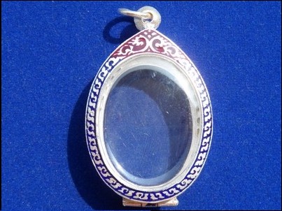 ตรับพระเงินแท้ ลงยา ล้อมพลอย มือหนึ่ง