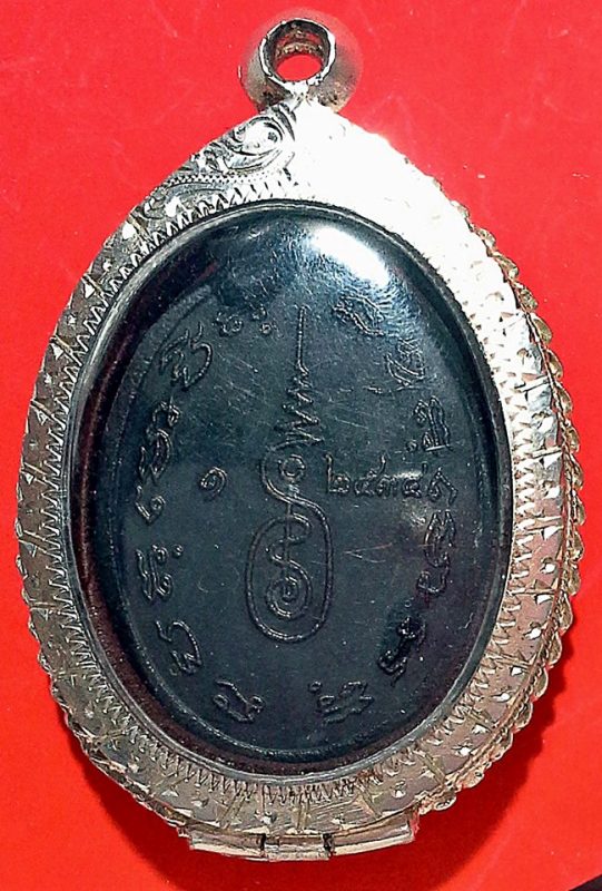 ตลับเงินใส่เหรียญรูปไข่ ถูกๆ ครับ 450.-