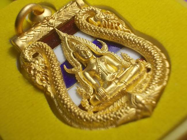 พระพุทธชินราช เหรียญฉลุ ยกซุ้มลายมังกร รุ่นมหาจักรพรรดิ์ ปี 2555 เนื้อทองระฆังลงยาลายธงชาติ