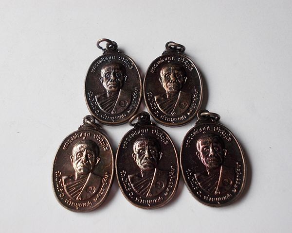 ****เคาะเดียว(5เหรียญ)****หลวงพ่อคูณตลาดไทรเก่า ปี 22 ทองแดงสภาพสวย