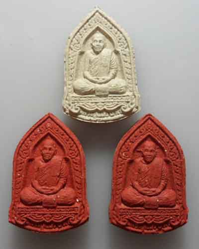 *** จ.นครปฐม *** พระผงรูปเหมือน หลวงปู่แผ้ว ปวโร วัดกำแพงแสน (๓องค์)