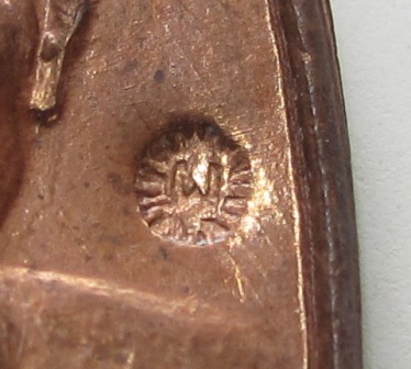 เหรียญใบขี้เหล็ก(ปลอดภัย)หลวงปู่แผ้ววัดกำแพงแสน ปี๒๕๔๗ นิยม