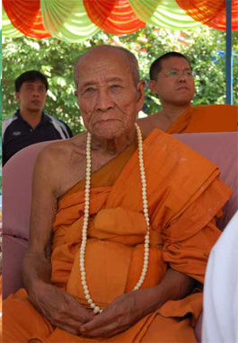 เหรียญห่วงเชื่อมโบราณ รุ่นอายุยืน เนื้อทองแดง หลวงปู่คำบุ วัดกุดชมภู จ.อุบลราชธานี ปี2555