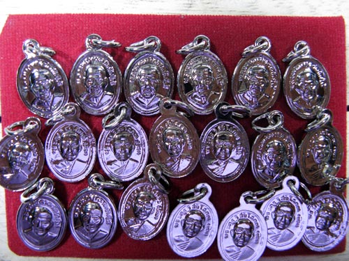 เม็ดแตงวัดช้างให้ --20 องค์+ใบคาถา+ซองจากวัดครับ