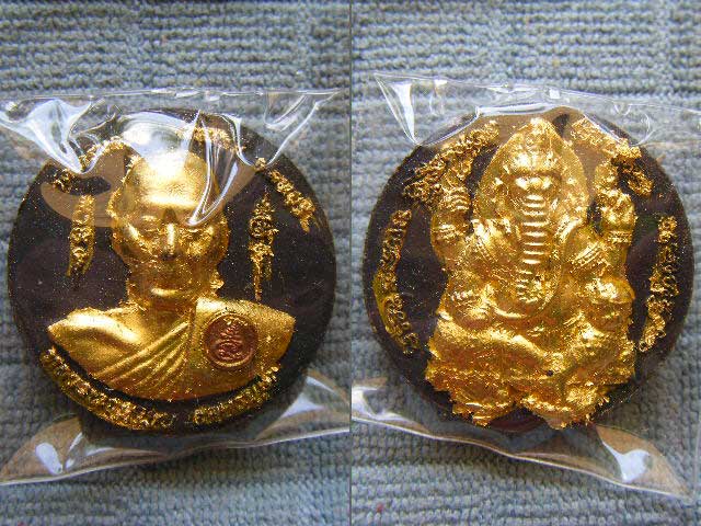 พระผงเนื้อใบลานปัดทอง หลังพระพิฆเณศวร หลวงพ่อเพี้ยน วัดเกริ่นกฐิน ลพบุรี