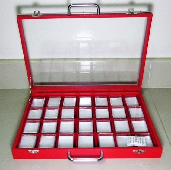 กล่องกระจกใส่พระ28ช่อง  มีตลับและแถมฟรีฟองราคาเคาะเดียว600พร้อมส่งEMS