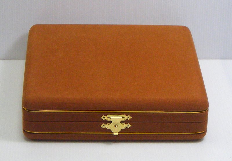 กล่องใส่พระแบบ 12ช่อง หุ้มกำมะหยี่สีน้ำตาลทอง ใส่พระพร้อมกล่องพลาสติกได้เลยคะ มือ1ใหม่เอี่ยมนะคะ