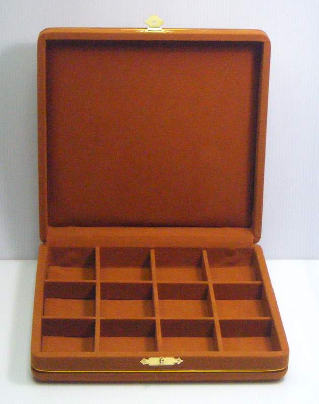 กล่องใส่พระแบบ 12ช่อง หุ้มกำมะหยี่สีน้ำตาลทอง ใส่พระพร้อมกล่องพลาสติกได้เลยคะ มือ1ใหม่เอี่ยมนะคะ