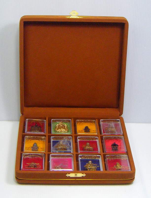กล่องใส่พระแบบ 12ช่อง หุ้มกำมะหยี่สีน้ำตาลทอง ใส่พระพร้อมกล่องพลาสติกได้เลยคะ มือ1ใหม่เอี่ยมนะคะ