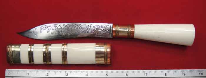 (((ราคาวัดใจ 10 บาท)))***มีดหมอลายนาคสมพงษ์ ฝักและด้ามกระดูกช้าง ปลอกแหมสามกษัตริย์