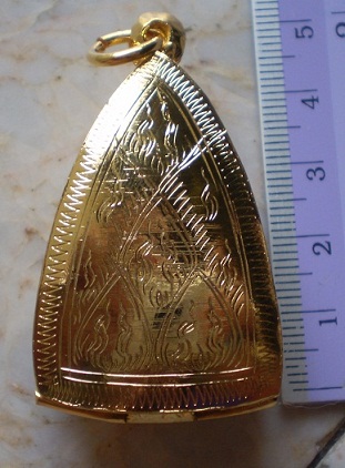 ตลับเงินแกะลาย  ปิดหลัง  ชุบทองแท้  ใส่ ลป ทวดหลังเตารีด พิมพ์ใหญ่ เคาะเดียว