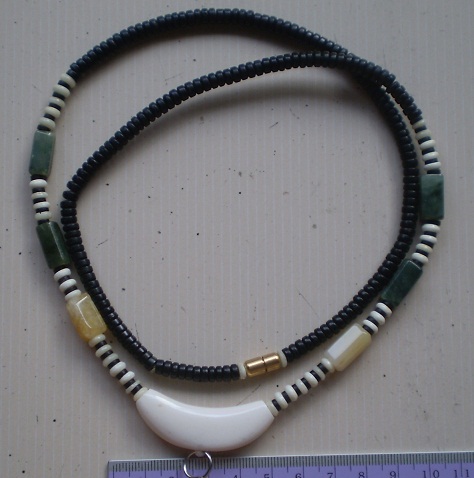 สร้อยกระดูกช้าง  สลับหินหยก  ห่วงกลางโค้ง   เคาะเดียว 