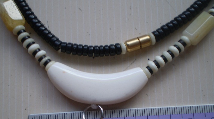 สร้อยกระดูกช้าง  สลับหินหยก  ห่วงกลางโค้ง   เคาะเดียว 