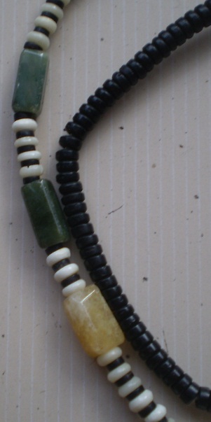 สร้อยกระดูกช้าง  สลับหินหยก  ห่วงกลางโค้ง   เคาะเดียว 