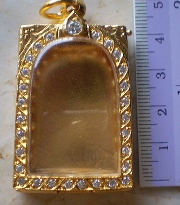 ตลับเงินแกะลาย  ปิดหลัง ล้อมเพชร  ชุบทองแท้ ใส่พระสมเด็จ  เคาะเดียว 