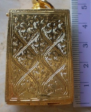 ตลับเงินแกะลาย  ปิดหลัง ล้อมเพชร  ชุบทองแท้ ใส่พระสมเด็จ  เคาะเดียว 