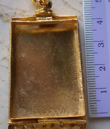 ตลับเงินแกะลาย  ปิดหลัง ล้อมเพชร  ชุบทองแท้ ใส่พระสมเด็จ  เคาะเดียว 