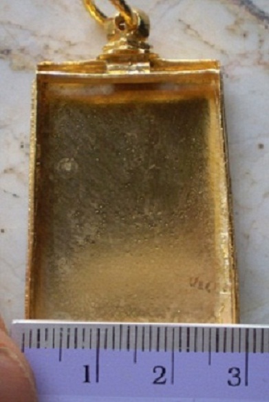 ตลับเงินแกะลาย  ปิดหลัง ล้อมเพชร  ชุบทองแท้ ใส่พระสมเด็จ  เคาะเดียว 