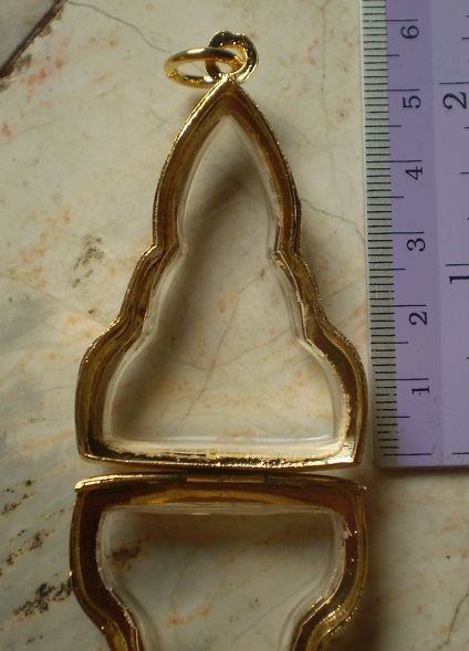 ตลับเงินแกะลาย   ชุบทองแท้ ใส่พระท่ากระดาน   เคาะเดียว 