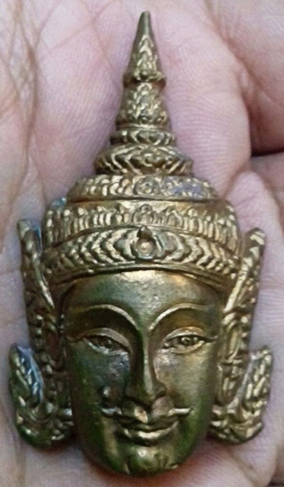 หลวงปู่กาหลงเขี้ยวแก้ว วัดเขาแหลม จ.สระแก้ว เศียรพระลักษณ์หน้าทองเนื้อสัมฤทธิ์ขอมโบราณแก่ทองคำรุ่นแร