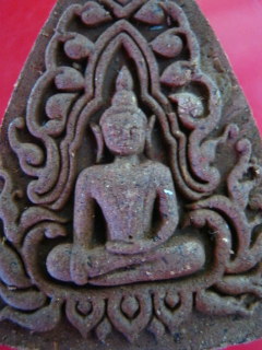 ขุนแผนเนื้อว่านมหาเสน่ห์ผสมผงรกแมว หลวงปู่คำบุ รุ่นเมตตามหาระรวย พิมพ์เล็ก(ว่านรักแดง)