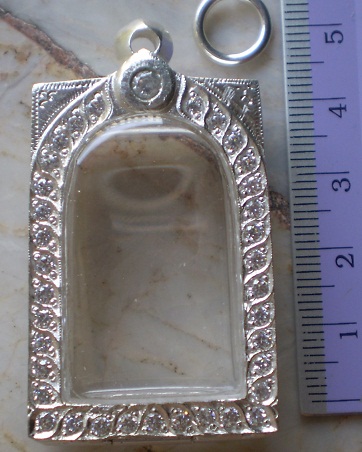 ตลับเงินแกะลาย  เปิดหลัง  ล้อมเพชร  ใส่พระสมเด็จมาตรฐาน เคาะเดียว 