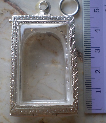 ตลับเงินแกะลาย  เปิดหลัง  ล้อมเพชร  ใส่พระสมเด็จมาตรฐาน เคาะเดียว 