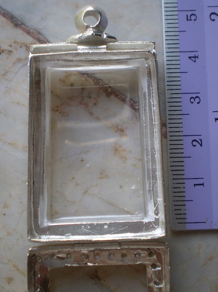 ตลับเงินแกะลาย  เปิดหลัง  ล้อมเพชร  ใส่พระสมเด็จมาตรฐาน เคาะเดียว 