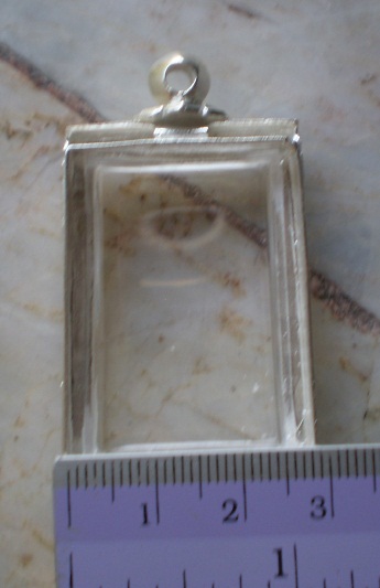 ตลับเงินแกะลาย  เปิดหลัง  ล้อมเพชร  ใส่พระสมเด็จมาตรฐาน เคาะเดียว 