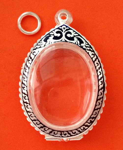 ตลับเงินแท้ ลงยาทรงรูปไข่เกลียวข้างฝั่งพลอย ขนาดใหญ่มือหนึ่งสวยๆครับ 