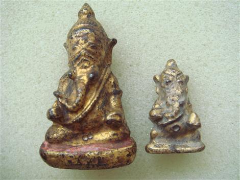 พระวัดเชิงท่า (พิมพ์ใหญ่+เล็ก) ทาชาดแดง ปิดทอง พิมพ์พระพิฆเนศวร์ สวยๆ (2 องค์)(เคาะเดียว) 850 บาท