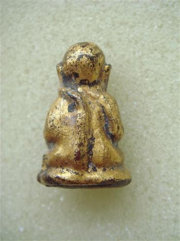 พระวัดเชิงท่า (พิมพ์เล็ก) ทาชาดแดง ปิดทอง พิมพ์พระสังกัจจายน์ สวยๆ (เคาะเดียว) 300 บาท