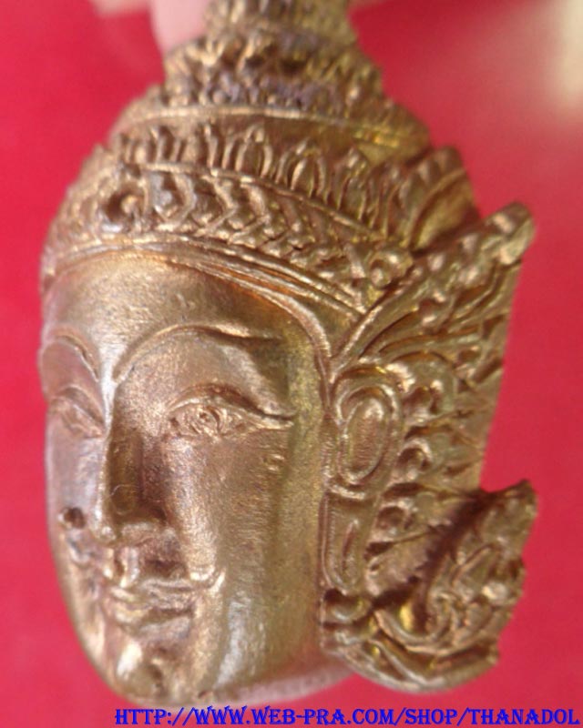 หลวงปู่กาหลงเขี้ยวแก้ว วัดเขาแหลม จ.สระแก้ว เศียรพระลักษณ์หน้าทองเนื้อสัมฤทธิ์ขอมโบราณแก่ทองคำรุ่นแร
