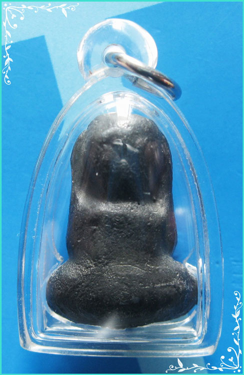 ...ลพ.แช่ม วัดดอนยายหอม พระปิดตารุ่นสอง พิมพ์หูกระต่าย เนื้อแร่ ปี 36 (พิมพ์ใหญ่) เลี่ยมกันน้ำ...